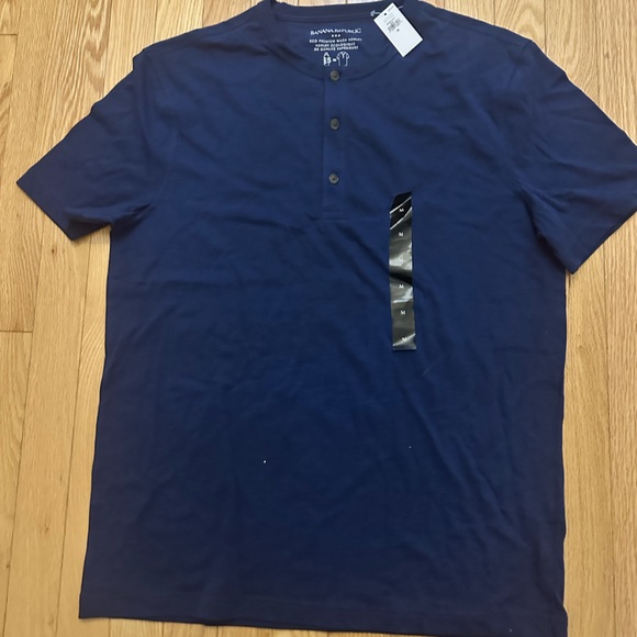 A great deal!!! 3 BNWT men’s short sleeve banana republic shirts. Plz see pics. - Picture 2 of 3